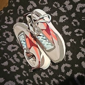 Size 9.5 reebok shoes. 2 sets of shoe strings (baby blue and gray) wore 1 time.